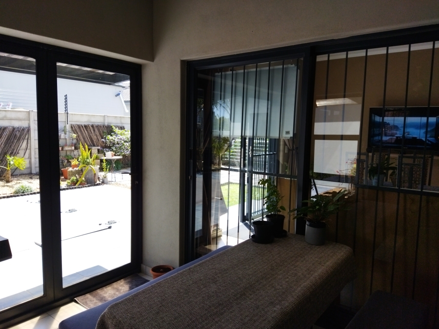 5 Bedroom Property for Sale in Parklands North Western Cape